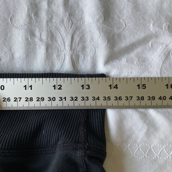 Lululemon Women's Black Capri Yoga Pant Leggings Size 4 - Picture 8 of 11